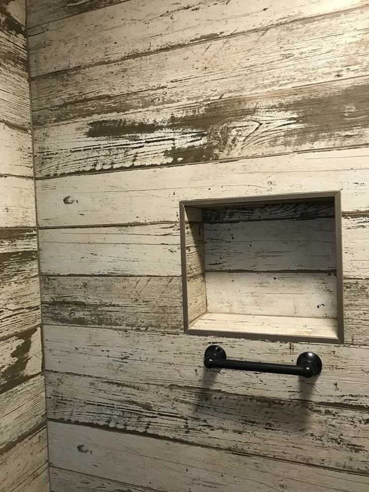 Bild på ett mellanstort rustikt gul gult en-suite badrum, med luckor med lamellpanel, skåp i slitet trä, en öppen dusch, en toalettstol med hel cisternkåpa, vita väggar, ett integrerad handfat, träbänkskiva, vitt golv, med dusch som är öppen, flerfärgad kakel och betonggolv