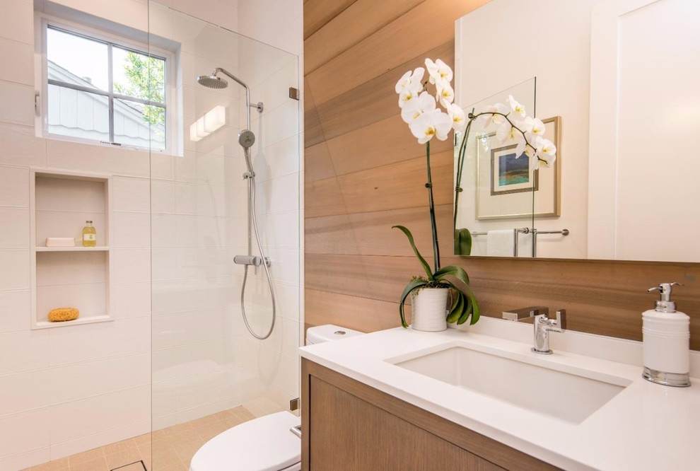 Exempel på ett mellanstort modernt vit vitt badrum med dusch, med släta luckor, skåp i mörkt trä, en dusch i en alkov, en toalettstol med hel cisternkåpa, vita väggar, ett undermonterad handfat, bänkskiva i kvarts och med dusch som är öppen