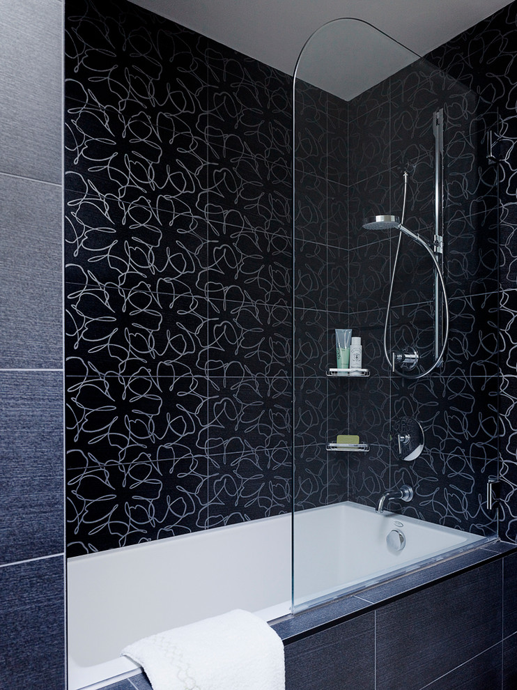 Ejemplo de cuarto de baño rectangular actual con bañera empotrada, combinación de ducha y bañera y baldosas y/o azulejos multicolor