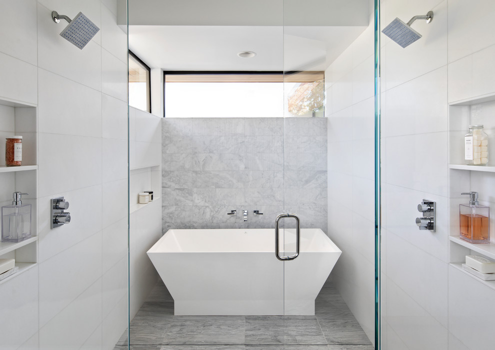 Idées déco pour une salle de bain principale contemporaine de taille moyenne avec une baignoire indépendante, un espace douche bain, un carrelage blanc, du carrelage en marbre, un mur blanc, un sol en marbre, un sol gris et une cabine de douche à porte battante.