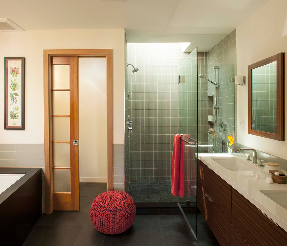 Стильный дизайн: главная ванная комната среднего размера с плоскими фасадами, темными деревянными фасадами, накладной ванной, душем в нише, раздельным унитазом, зеленой плиткой, плиткой кабанчик, бежевыми стенами, полом из сланца, врезной раковиной и столешницей из плитки - последний тренд