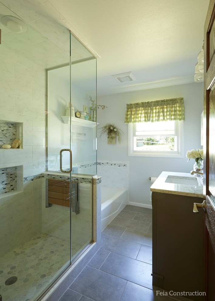 Inspiration för ett mellanstort vintage en-suite badrum, med släta luckor, grå skåp, ett badkar i en alkov, vit kakel, klinkergolv i keramik, ett nedsänkt handfat och bänkskiva i kvarts