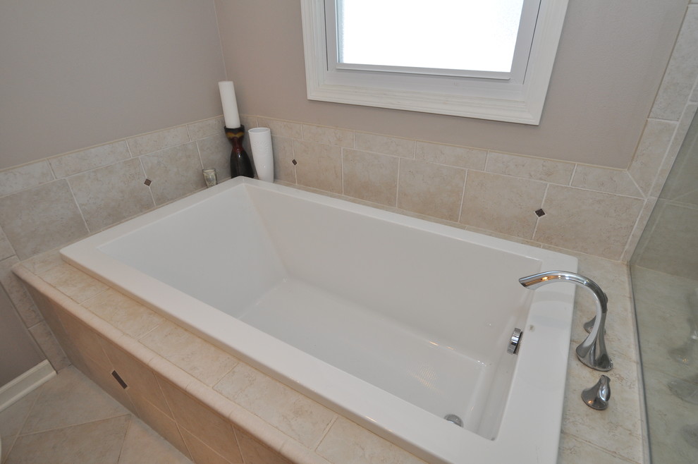 Idee per una stanza da bagno padronale chic di medie dimensioni con vasca da incasso, doccia ad angolo, piastrelle beige, piastrelle in ceramica, pareti grigie e pavimento con piastrelle in ceramica