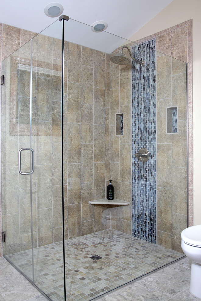 Modelo de cuarto de baño principal tradicional renovado de tamaño medio con ducha empotrada, baldosas y/o azulejos azules y suelo de baldosas de cerámica
