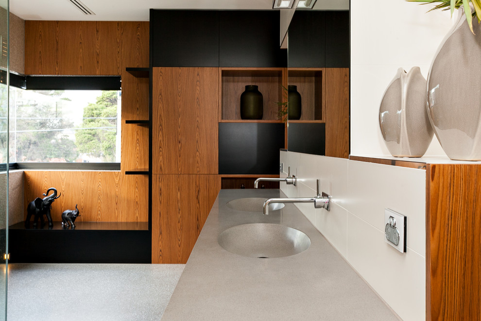 Foto di una grande stanza da bagno padronale minimal con lavabo integrato, doccia a filo pavimento, piastrelle beige e pavimento in cemento