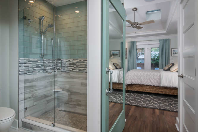 Источник вдохновения для домашнего уюта: главная ванная комната в морском стиле с фасадами в стиле шейкер, белыми фасадами, открытым душем, раздельным унитазом, зеленой плиткой, стеклянной плиткой, зелеными стенами, полом из керамогранита, раковиной с несколькими смесителями, мраморной столешницей, серым полом и душем с распашными дверями