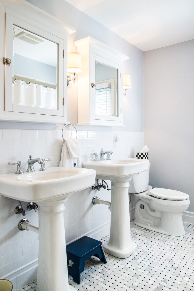 Immagine di una stanza da bagno chic con lavabo a colonna, piastrelle bianche, piastrelle diamantate e pareti grigie