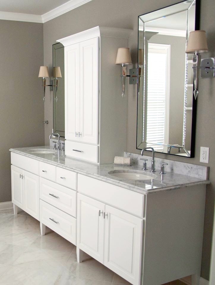 Modelo de cuarto de baño principal clásico renovado grande con armarios con paneles con relieve, puertas de armario blancas, paredes grises, suelo de mármol, lavabo bajoencimera, encimera de mármol y suelo gris