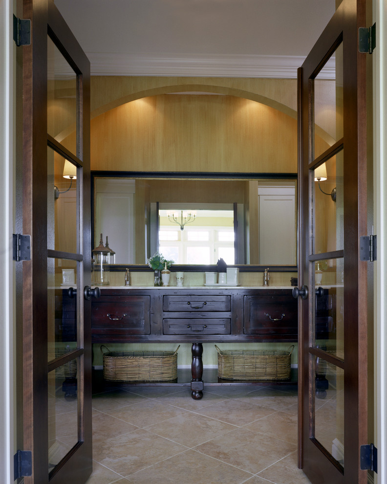 Стильный дизайн: большая главная ванная комната в современном стиле с врезной раковиной, фасадами в стиле шейкер, темными деревянными фасадами, бежевой плиткой, каменной плиткой, желтыми стенами и полом из керамической плитки - последний тренд