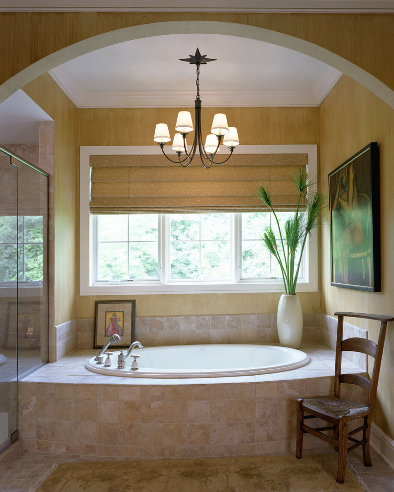 Inredning av ett modernt stort en-suite badrum, med släta luckor, en jacuzzi, en öppen dusch, en toalettstol med hel cisternkåpa, beige kakel, keramikplattor och klinkergolv i keramik