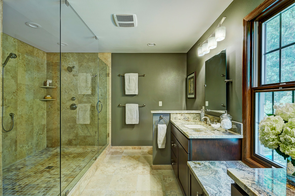 Idéer för ett stort klassiskt en-suite badrum, med skåp i shakerstil, skåp i mörkt trä, en hörndusch, en bidé, beige kakel, stenkakel, beige väggar, travertin golv, ett undermonterad handfat och granitbänkskiva