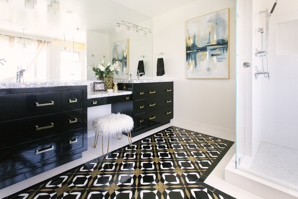 Inspiration för stora retro flerfärgat en-suite badrum, med släta luckor, svarta skåp, ett fristående badkar, en öppen dusch, vita väggar, marmorgolv, ett undermonterad handfat, bänkskiva i kvartsit, flerfärgat golv och dusch med gångjärnsdörr