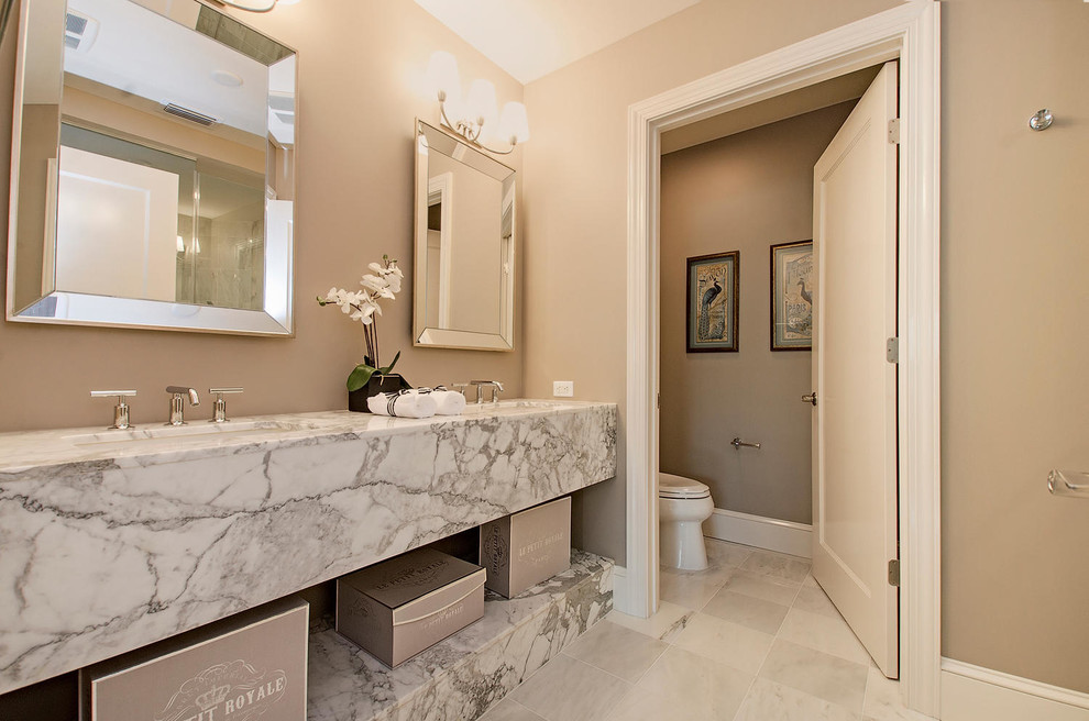 マイアミにあるコンテンポラリースタイルのおしゃれな浴室 (大理石の洗面台、トイレ室) の写真
