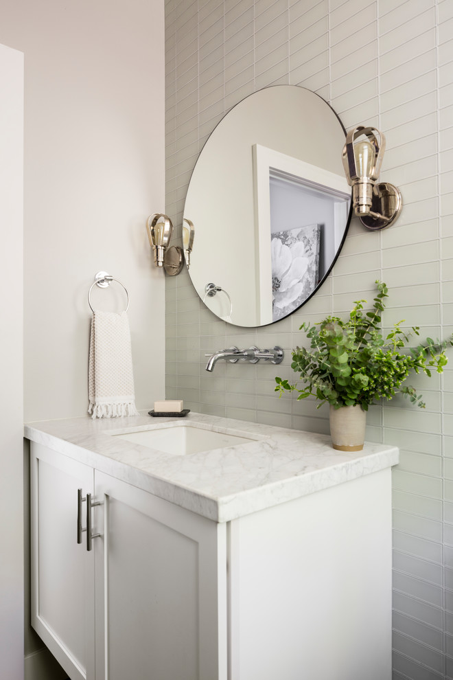 Стильный дизайн: ванная комната среднего размера в стиле кантри с фасадами в стиле шейкер, белыми фасадами, серой плиткой, стеклянной плиткой, серыми стенами, врезной раковиной, белой столешницей, мраморной столешницей и зеркалом с подсветкой - последний тренд