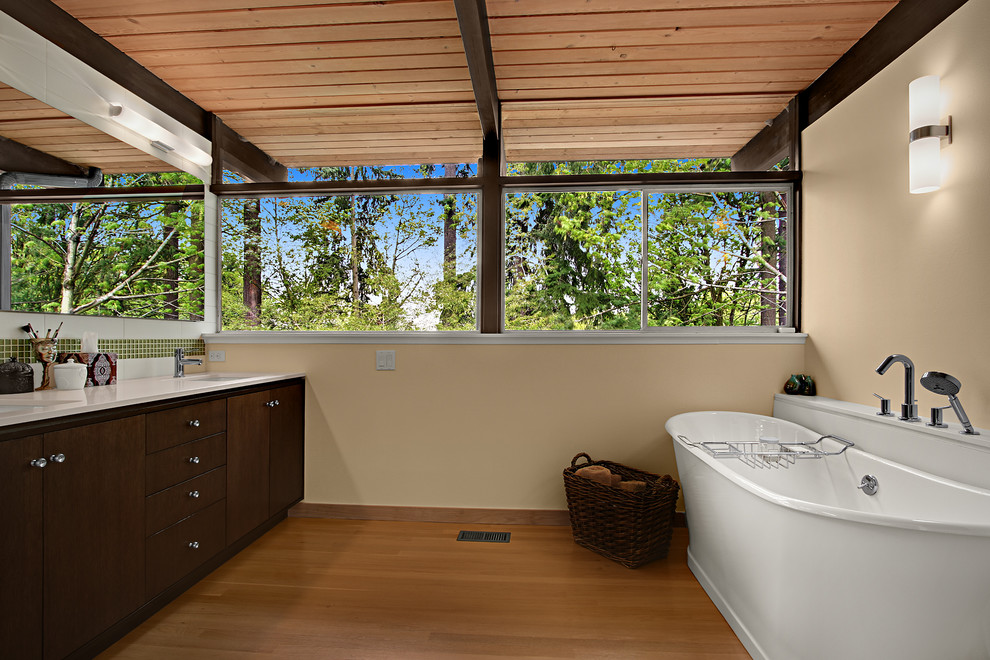Mid-Century Badezimmer mit freistehender Badewanne in Seattle
