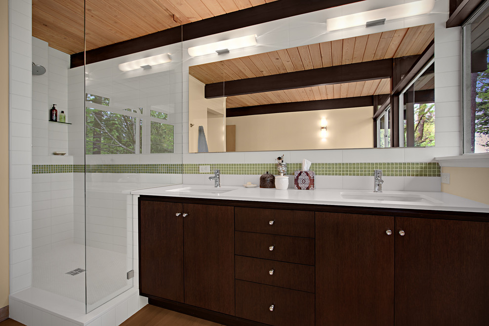 Immagine di una stanza da bagno minimalista con piastrelle a mosaico