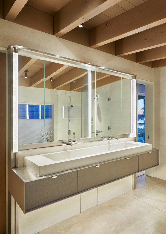 Idéer för ett mycket stort modernt grå en-suite badrum, med släta luckor, ett undermonterat badkar, en kantlös dusch, vit kakel, porslinskakel, vita väggar, betonggolv, ett integrerad handfat, bänkskiva i rostfritt stål, grått golv och dusch med gångjärnsdörr