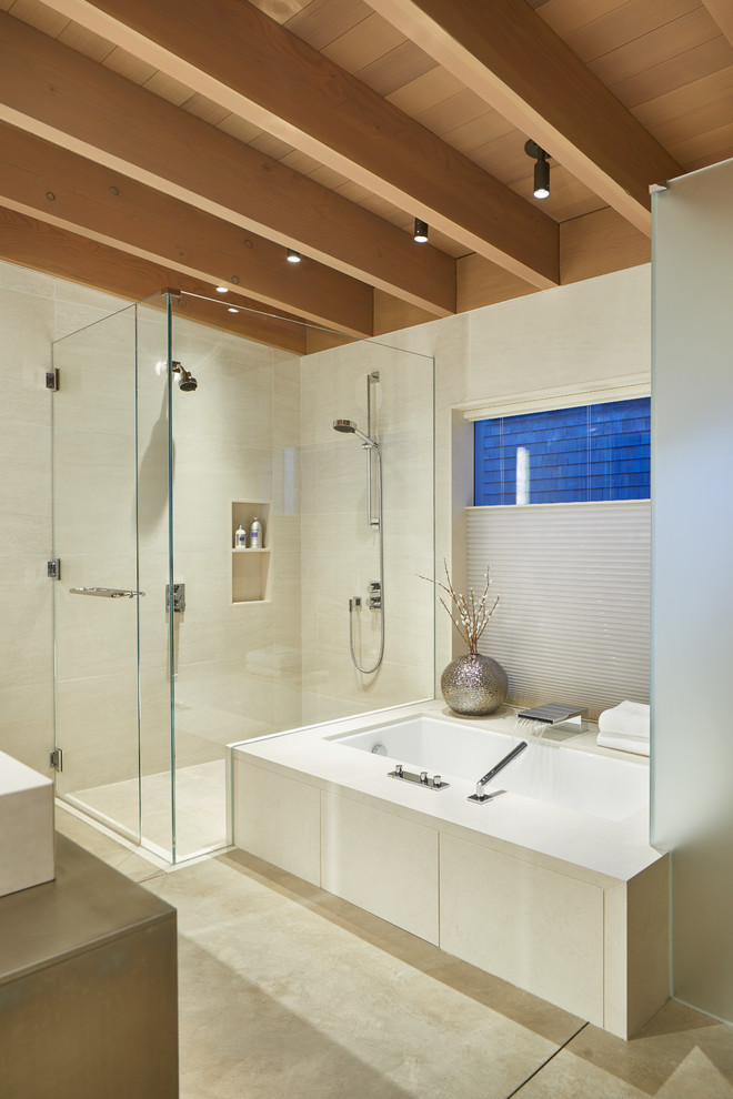 Inspiration för mycket stora moderna grått en-suite badrum, med släta luckor, ett undermonterat badkar, en kantlös dusch, vit kakel, porslinskakel, bänkskiva i rostfritt stål, dusch med gångjärnsdörr, vita väggar, ett integrerad handfat, betonggolv och grått golv