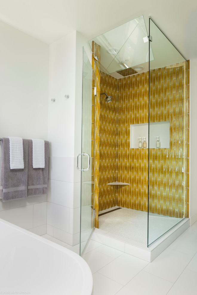 Imagen de cuarto de baño principal y único actual de tamaño medio con ducha esquinera, baldosas y/o azulejos amarillos, baldosas y/o azulejos de vidrio, paredes blancas y lavabo bajoencimera
