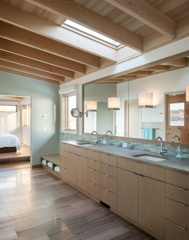 Modernes Badezimmer mit Unterbauwaschbecken, flächenbündigen Schrankfronten, hellbraunen Holzschränken, blauen Fliesen, Stäbchenfliesen und grauer Waschtischplatte in Seattle