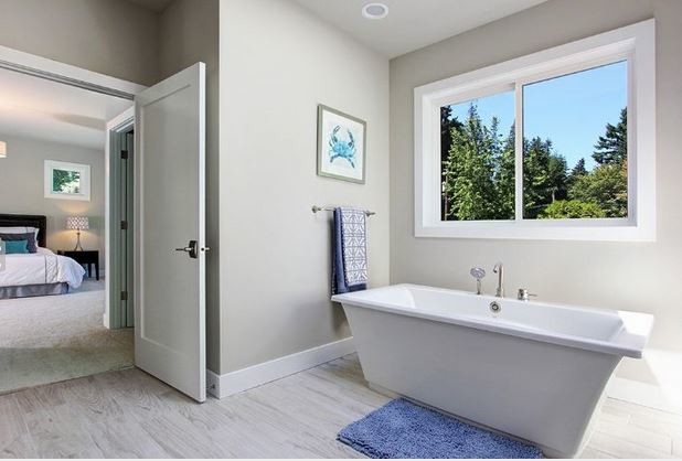 Стильный дизайн: большая главная ванная комната в современном стиле с отдельно стоящей ванной, серыми стенами, врезной раковиной, фасадами в стиле шейкер, черными фасадами, душем в нише, унитазом-моноблоком и серой плиткой - последний тренд