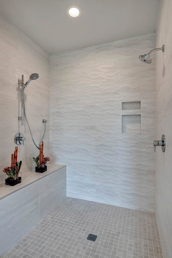 Пример оригинального дизайна: большая главная ванная комната в стиле неоклассика (современная классика) с душем в нише, белой плиткой, серыми стенами и белым полом