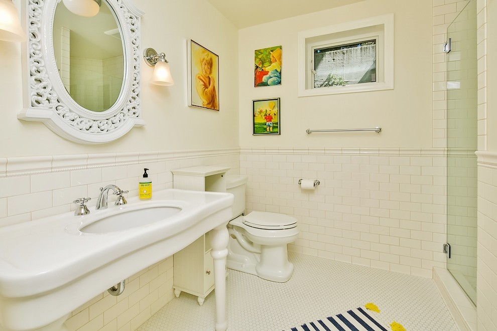 Пример оригинального дизайна: ванная комната среднего размера в стиле неоклассика (современная классика) с душем в нише, раздельным унитазом, белой плиткой, плиткой кабанчик, белыми стенами, полом из керамической плитки, душевой кабиной и раковиной с пьедесталом