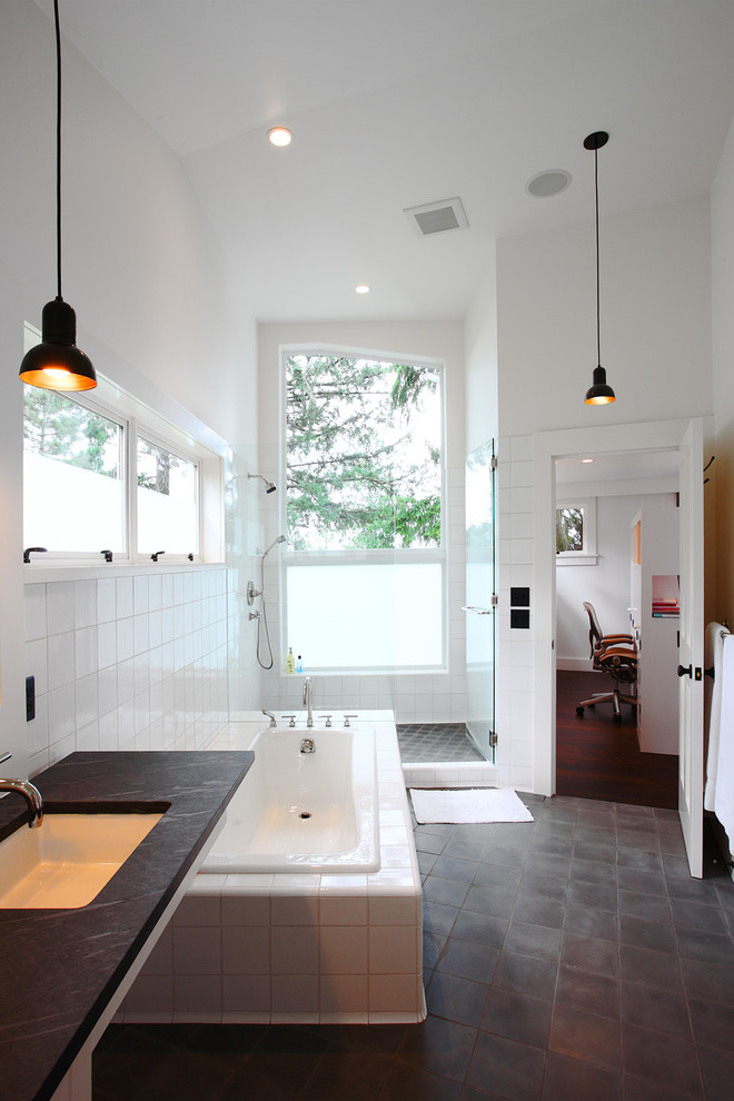 Exemple d'une douche en alcôve principale tendance avec un plan de toilette en stéatite, une baignoire posée et un mur blanc.