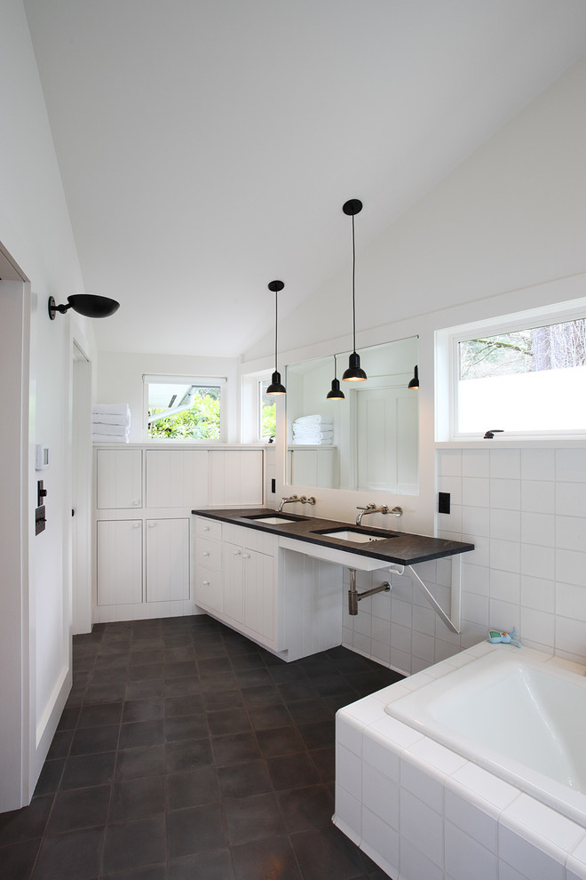 Modernes Badezimmer En Suite mit Einbaubadewanne, weißen Fliesen, weißer Wandfarbe, Unterbauwaschbecken, weißen Schränken und Speckstein-Waschbecken/Waschtisch in San Diego
