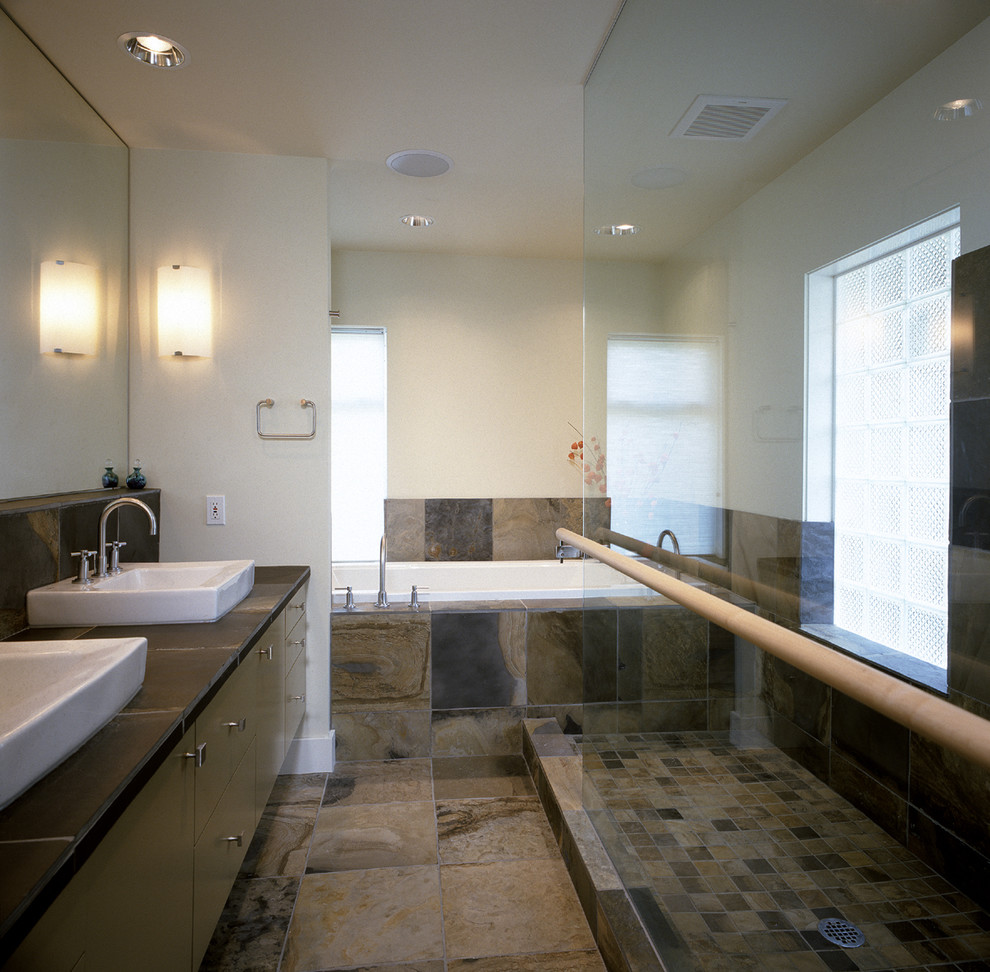 Idéer för att renovera ett funkis badrum, med ett fristående handfat, släta luckor, ett platsbyggt badkar, en öppen dusch, flerfärgad kakel och skifferkakel