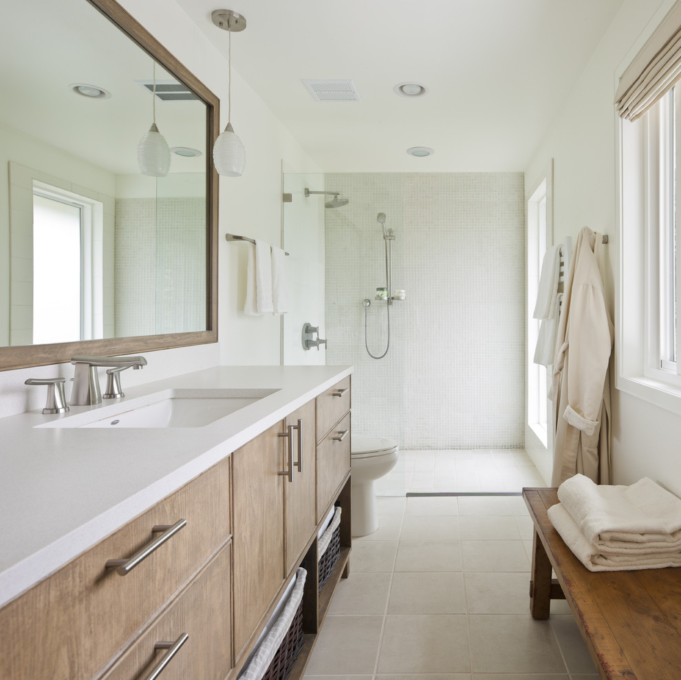 Cette image montre une salle de bain minimaliste en bois brun avec un lavabo encastré, un placard à porte plane, une douche ouverte, un carrelage blanc et aucune cabine.