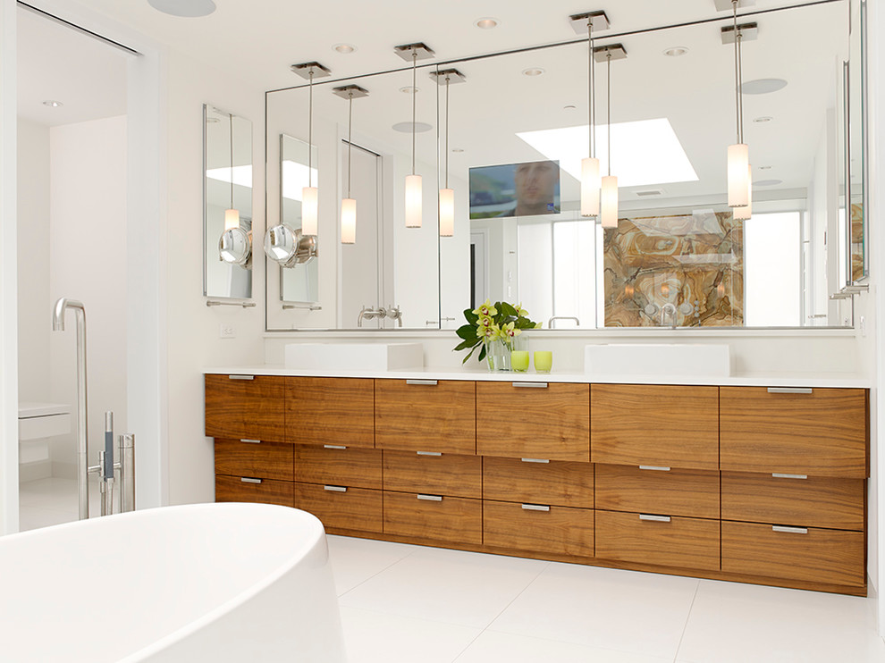 Идея дизайна: ванная комната в современном стиле с плоскими фасадами, фасадами цвета дерева среднего тона и отдельно стоящей ванной