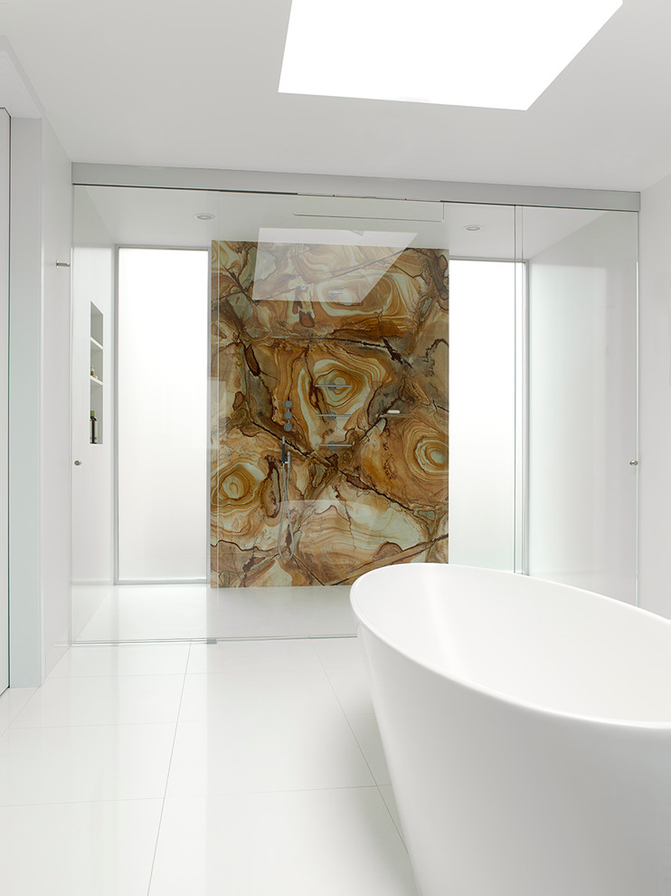 Modernes Badezimmer mit freistehender Badewanne, Duschnische, braunen Fliesen und Steinplatten in Seattle