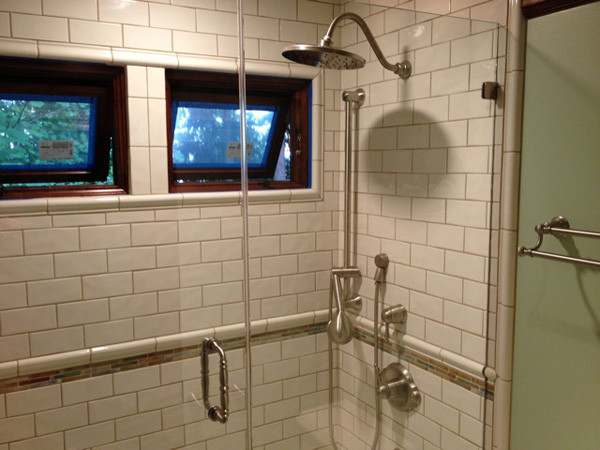 Свежая идея для дизайна: детская ванная комната среднего размера в классическом стиле с фасадами в стиле шейкер, темными деревянными фасадами, столешницей из гранита, ванной в нише, душем над ванной, разноцветной плиткой, зелеными стенами, полом из сланца, каменной плиткой, врезной раковиной, зеленым полом, душем с распашными дверями и встроенной тумбой - отличное фото интерьера