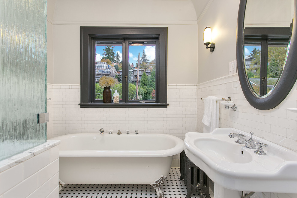Idéer för att renovera ett mellanstort vintage badrum, med ett piedestal handfat, ett badkar med tassar, vit kakel och grå väggar