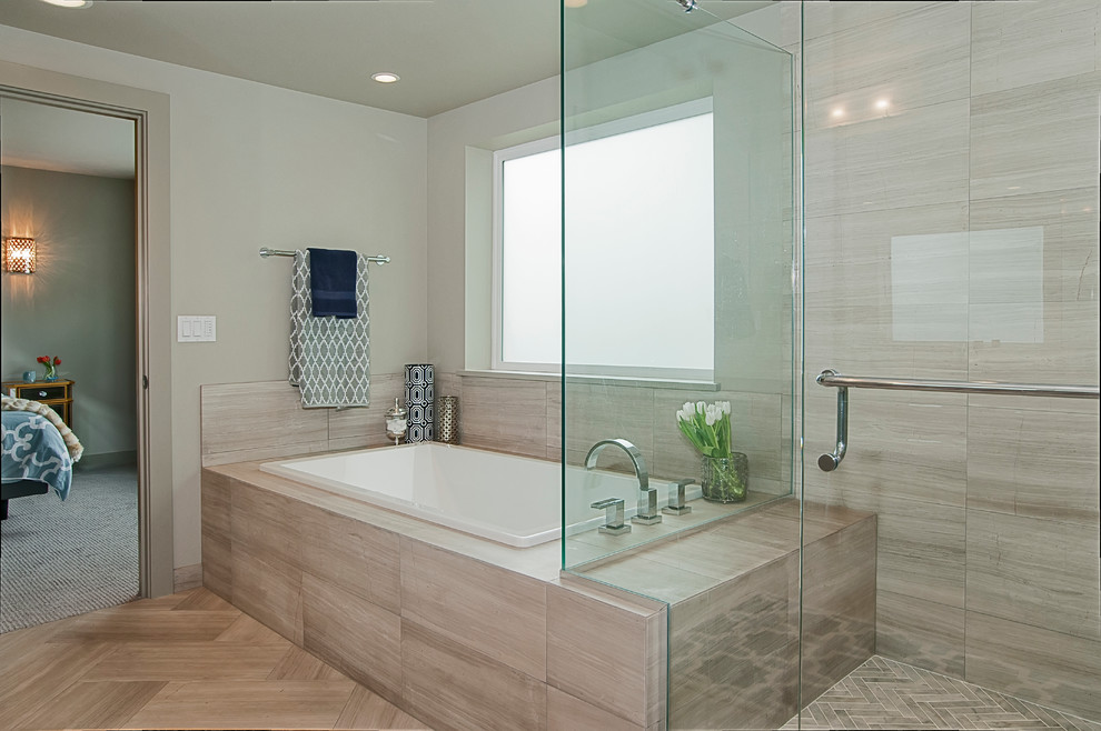 シアトルにある高級な中くらいなコンテンポラリースタイルのおしゃれなマスターバスルーム (アンダーカウンター洗面器、フラットパネル扉のキャビネット、グレーのキャビネット、珪岩の洗面台、ドロップイン型浴槽、一体型トイレ	、白いタイル、石タイル、グレーの壁、ライムストーンの床) の写真