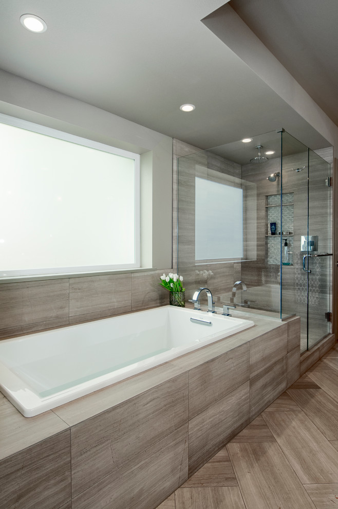 Idéer för att renovera ett mellanstort funkis en-suite badrum, med ett undermonterad handfat, släta luckor, grå skåp, bänkskiva i kvartsit, ett platsbyggt badkar, vit kakel, stenkakel, grå väggar och kalkstensgolv