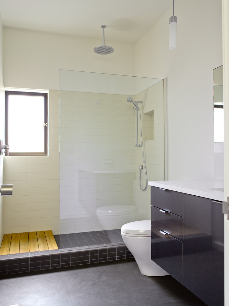 Foto på ett funkis badrum, med släta luckor, en öppen dusch och med dusch som är öppen