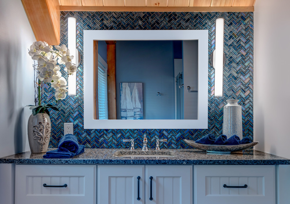 Пример оригинального дизайна: ванная комната среднего размера в стиле неоклассика (современная классика) с фасадами с декоративным кантом, белыми фасадами, синей плиткой, стеклянной плиткой, белыми стенами, душевой кабиной, врезной раковиной и столешницей из гранита