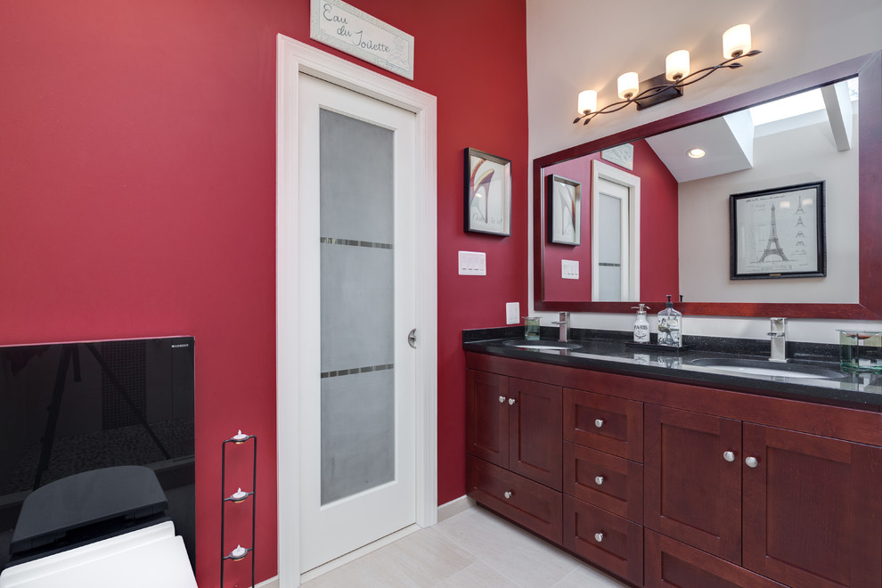 Свежая идея для дизайна: главная ванная комната среднего размера в стиле модернизм с фасадами в стиле шейкер, темными деревянными фасадами, открытым душем, раздельным унитазом, бежевой плиткой, керамогранитной плиткой, красными стенами, полом из керамогранита, врезной раковиной, столешницей из гранита, бежевым полом, открытым душем и черной столешницей - отличное фото интерьера