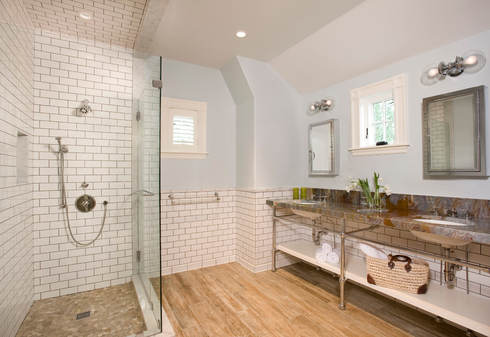 Пример оригинального дизайна: ванная комната в классическом стиле с врезной раковиной, открытым душем, белой плиткой, плиткой кабанчик, серыми стенами, паркетным полом среднего тона и открытым душем