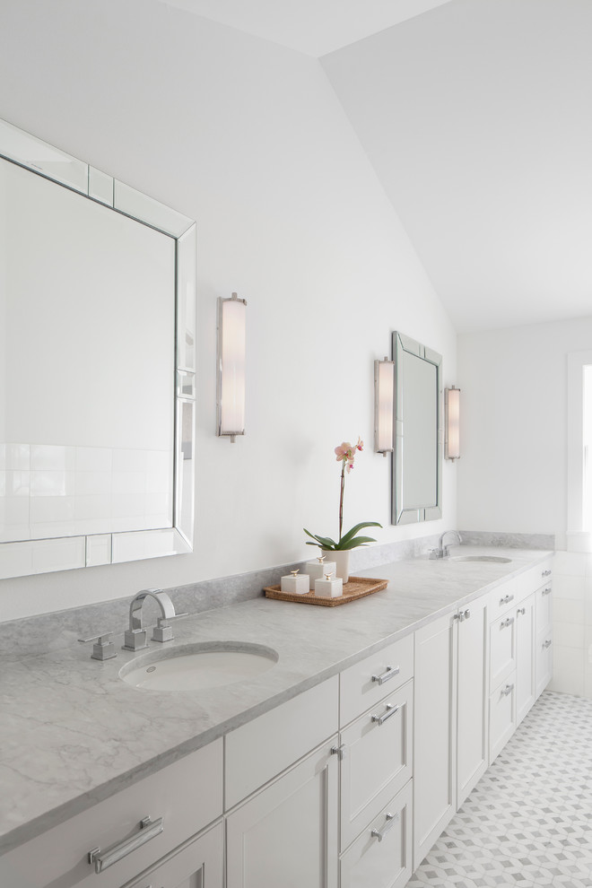 Пример оригинального дизайна: главная ванная комната среднего размера в стиле неоклассика (современная классика) с фасадами в стиле шейкер, белыми фасадами, плиткой мозаикой, белыми стенами, полом из мозаичной плитки, врезной раковиной и мраморной столешницей
