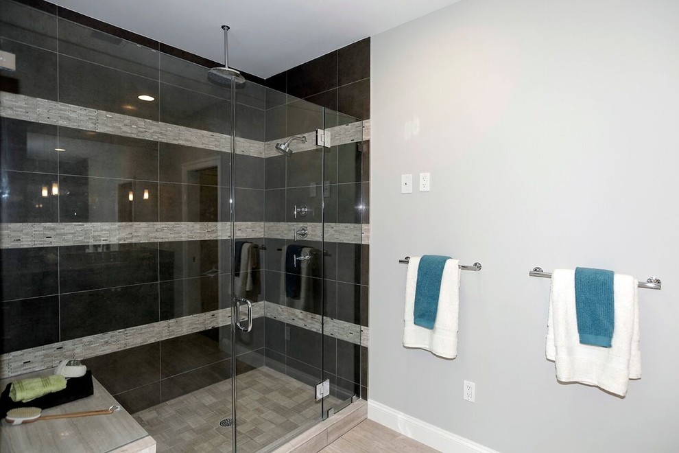 Идея дизайна: главная ванная комната среднего размера в стиле неоклассика (современная классика) с унитазом-моноблоком, серыми стенами, душем в нише и полом из винила