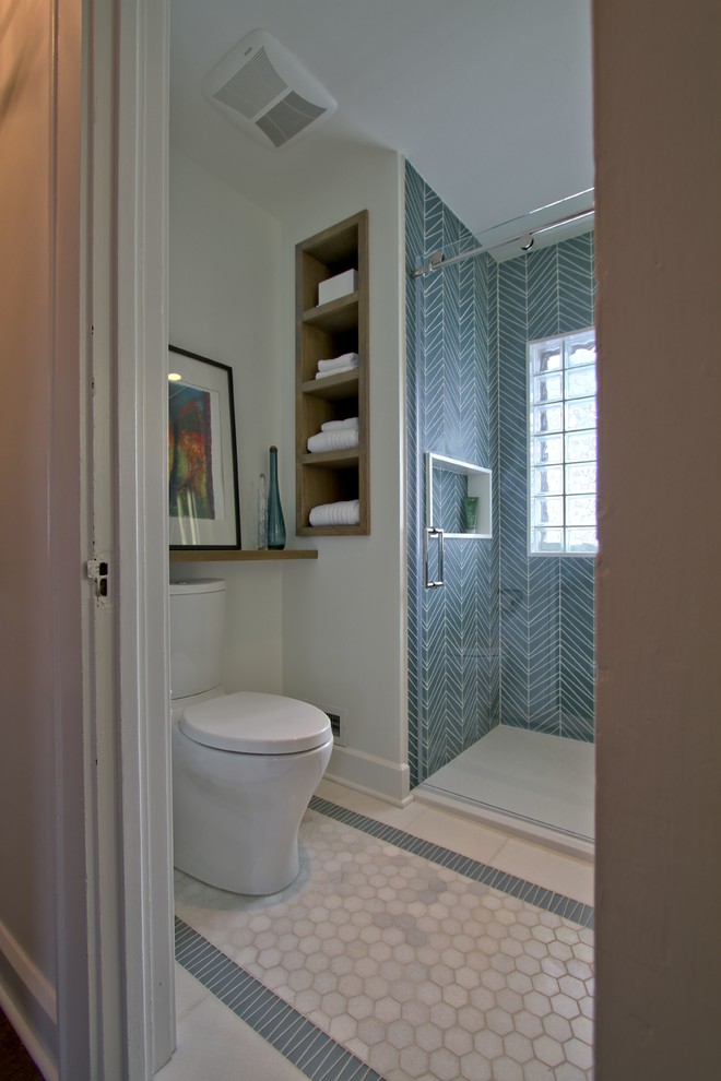 Свежая идея для дизайна: маленькая главная ванная комната в стиле неоклассика (современная классика) с фасадами островного типа, серыми фасадами, душем в нише, раздельным унитазом, синей плиткой, стеклянной плиткой, белыми стенами, мраморным полом, монолитной раковиной, белым полом и душем с раздвижными дверями для на участке и в саду - отличное фото интерьера
