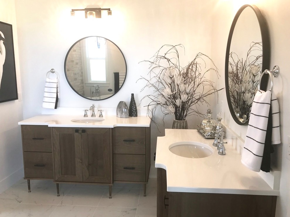 Idées déco pour une salle de bain classique en bois brun avec un placard à porte plane, un mur blanc, un lavabo encastré, un sol blanc et un plan de toilette blanc.