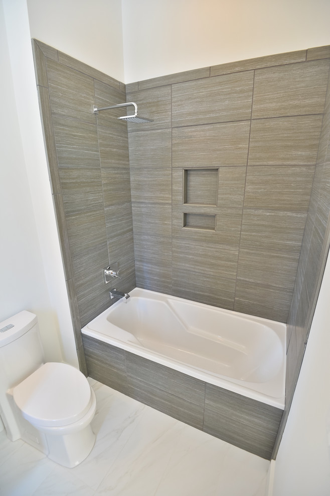 Ispirazione per una stanza da bagno moderna con ante lisce, ante in legno bruno, top in superficie solida e piastrelle grigie