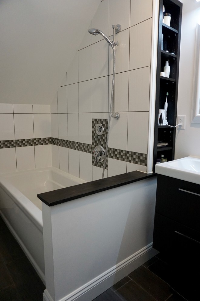 Modern inredning av ett litet en-suite badrum, med släta luckor, skåp i mörkt trä, ett badkar i en alkov, vit kakel, porslinskakel, vita väggar, klinkergolv i keramik, ett integrerad handfat och bänkskiva i akrylsten