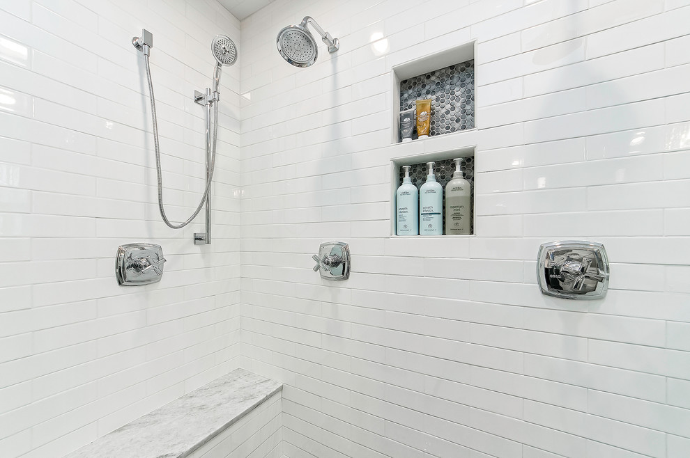 Bild på ett funkis badrum, med en dubbeldusch, vit kakel och tunnelbanekakel