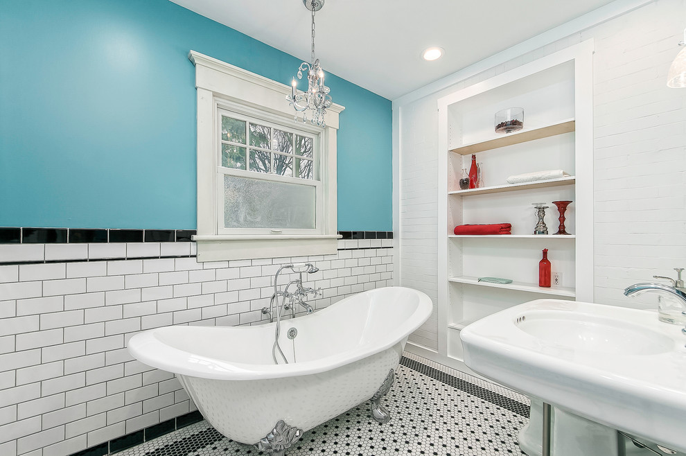 Idee per una stanza da bagno di medie dimensioni con vasca con piedi a zampa di leone, piastrelle bianche, piastrelle diamantate, pareti blu, pavimento con piastrelle a mosaico e pavimento bianco