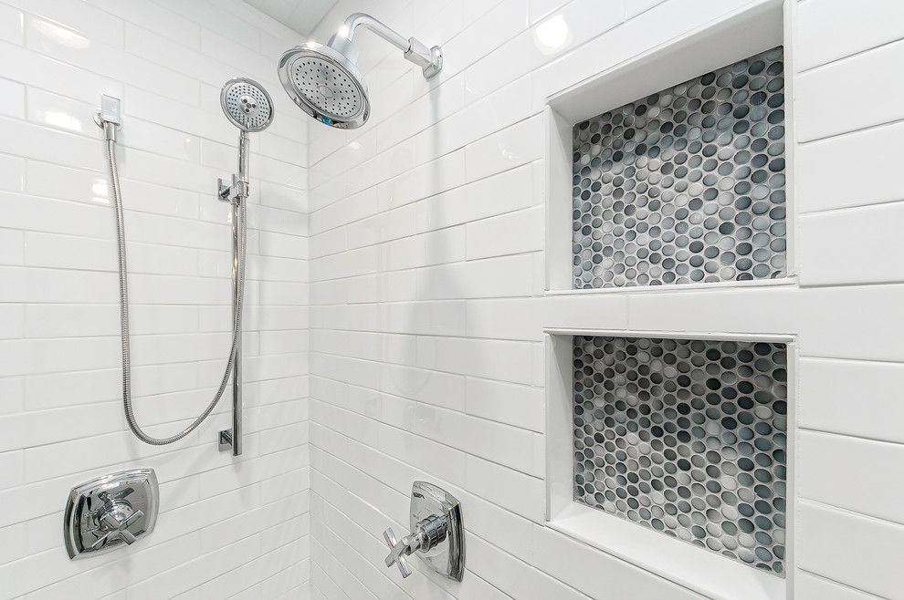 Diseño de cuarto de baño actual con ducha doble, baldosas y/o azulejos blancos y baldosas y/o azulejos de cemento